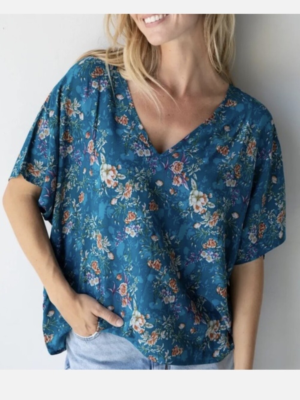 Natural Life Rayon Blue Teal Floral V-Neck Women’s Top Size Medium
